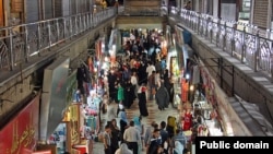 بازار معروف رضا در مشهد که برخی از افغانها نیز در آن فعالیت های تجارتی دارند. 