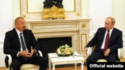 Президент России Владимир Путин (справа)  и президент Азербайджана Ильхам Алиев
