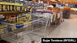 Pamje nga një dyqan ushqimor në Prishtinë.