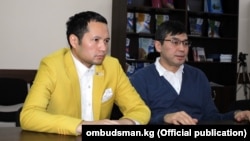 Викрам Рузахунов (слева) и его адвокат Нурбек Токтакунов.