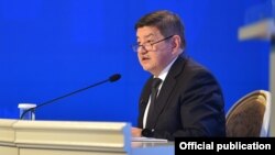 Акылбек Жапаров.