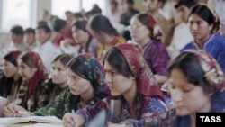 Arhiw suraty. Maksim Gorkiý adyndaky Türkmen döwlet uniwersitetiniň matematika fakultetiniň studentleri leksiýa wagtynda.