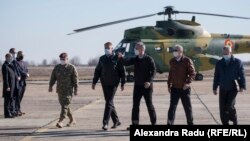 Jens Stoltenberg, secretarul general al NATO, a vizitat vineri Baza 57 Aeriană de la Mihai Kogălniceanu din județul Constanța. NATO a vrut ca vizita lui Stoltenberg să marcheze moemntul venirii în România a 1.000 de soldați americani.