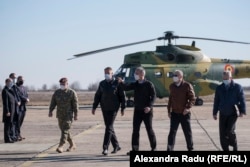 Președintele Klaus Iohannis, secretarul general al NATO, Jens Stoltenberg și secretarul general adjunct al NATO, Mircea Geoană, vizitează baza militară de la Mihail Kogălniceanu, cu ocazia dislocării în România a 1.000 de militari americani și a unor echipamente militare NATO.