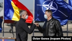 Secretarul general al NATO, Jens Stoltenberg, și președintele României, Klaus Iohannis, la baza aeriană de la Mihail Kogalniceanu, județul Constanța, pe 11 februarie 2022.