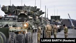 Američko oružje čini više od polovine uvoza oružja u evropske zemlje, dok rusko čini manje od osam odsto. Foto: Vojnici 2. konjičkog puka SAD-a stoje pored borbenih vozila dok pripremaju opremu za slanje u Rumuniju u kasarni Rose u Vilsecku, Njemačka, 9. februara 2022. 