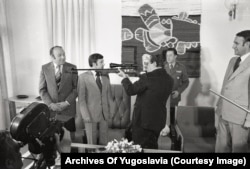 ტიტო სანადირო თოფით, რომელიც მას გადასცა დელეგაციამ ბუგოინოდან, დღევანდელი ბოსნია-ჰერცეგოვინა, 1978 წლის აპრილი.