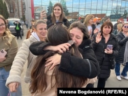 Përqafime në Batajnicë - komunë e Beogradit - gjatë rrugës për në Novi Sad, 30 janar 2025.