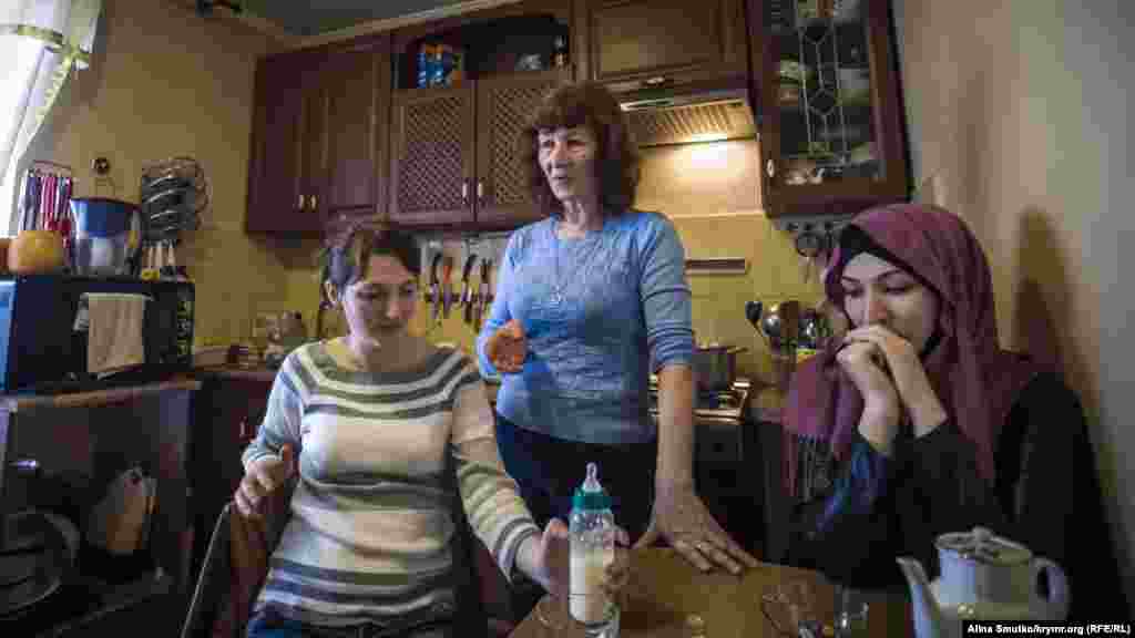 Еміне, мати арештанта, Леніє й Ельвіра, сестри Рефата, на кухні в батьківській хаті в селищі Краснокам'янка