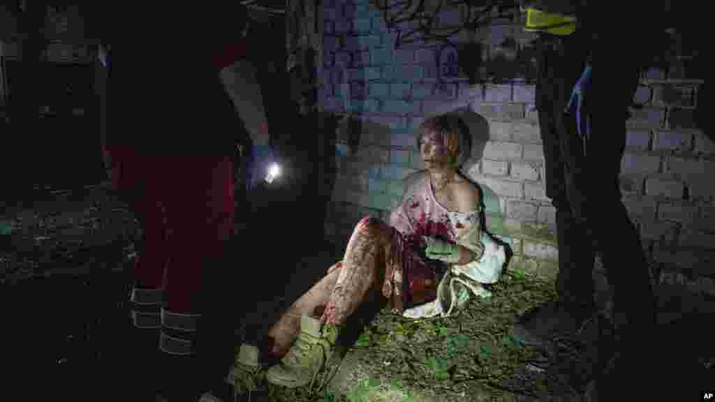 24 aprilie 2025, Kiev, Ucraina – Membrii echipelor de salvare ajung la o femeie rănită în atacul din cursul nopții.