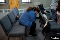 Женщина в церкви, где оказывают помощь мигрантам. Чикаго, 26 января 2025 года