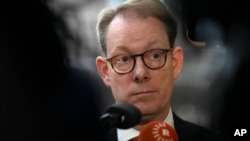 Ministrul de Externe al Suediei, Tobias Billstrom, a avut nevoie de timp de reflecție de o zi ca să răspundă neobișnuitei invitații adresată de Budapesta, care a chemat Stockholmul la „negocieri” privind aderarea la NATO. 