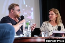 Режиссер Робин Квапил (слева) во время обсуждения его фильма