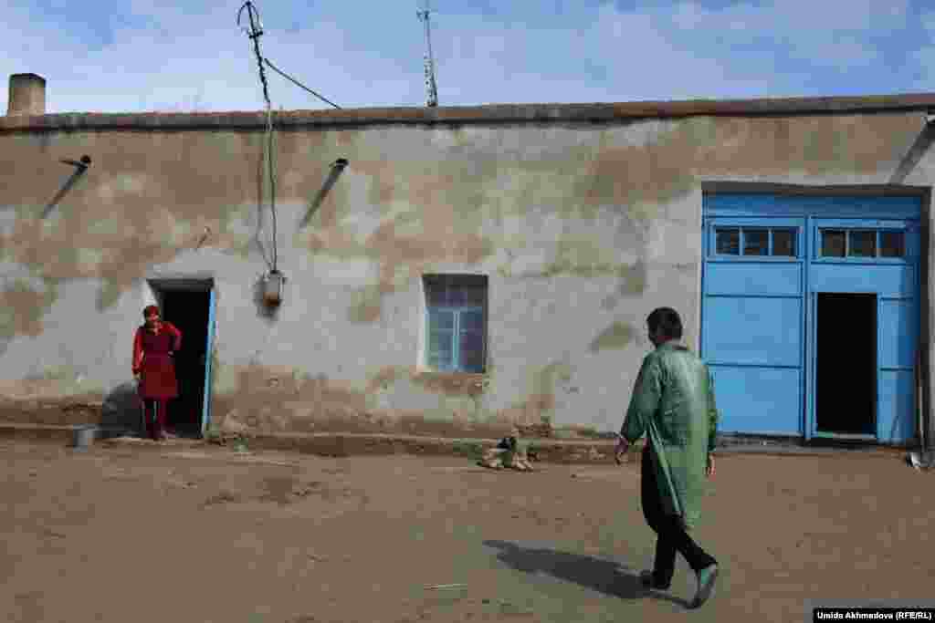 Совет кезінде "Қызыл Қазақстан" аталған ауыл қазір Алғабас деп аталады. Жергілікті халық оны "Көкен әулие" деп те атайды.