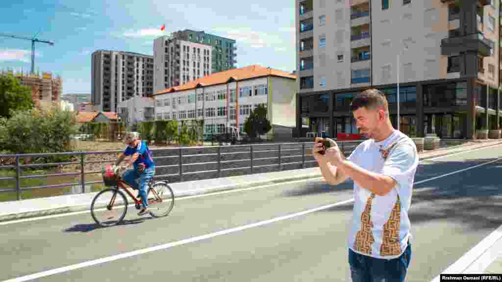 Besfort Azemi, banor i Mitrovicës së Jugut, tha se “ndihet shumë mirë” që ura është hapur, dhe se tani lëvizja mes Mitrovicës së Jugut dhe Mitrovicës së Veriut  do të jetë më e lehtë.