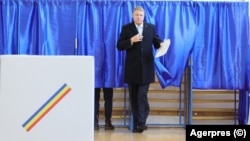 Președintele Iohannis votând la alegerile prezidențiale din noiembrie 2024, ulterior anulate. Azi, Klaus Iohannis l-a decorat pe președintele Curții Constituționale care a decis în unanimitate cu ceilalți judecător reluarea întregului proces electoral.