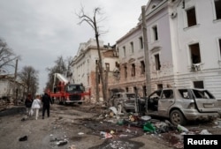 Urmări ale unui atac cu rachete asupra centrului orașului Sumî, duminică, 13 aprilie 2025.