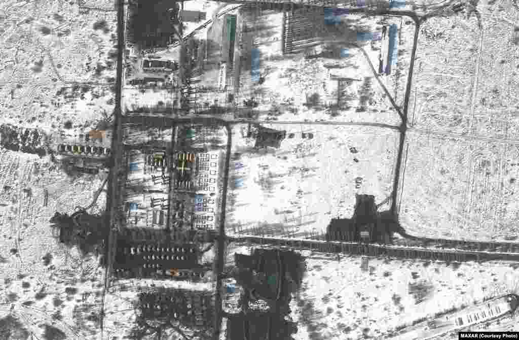 Польовий госпіталь та російські війська на заході від Білгорода, російського міста, розташованого на кордоні із Харківською областю України, Росія, 21 лютого. Satellite image &copy;2022&nbsp;Maxar Technologies​ Компанія Maxar повідомляє, що Росія стягує більше військ та техніки в сільські райони на південний захід від Білгорода, менш ніж за 20 кілометрів на північний захід від кордону з Україною &nbsp;