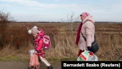 Венгрияны көздөй качып бараткан украиналыктар.