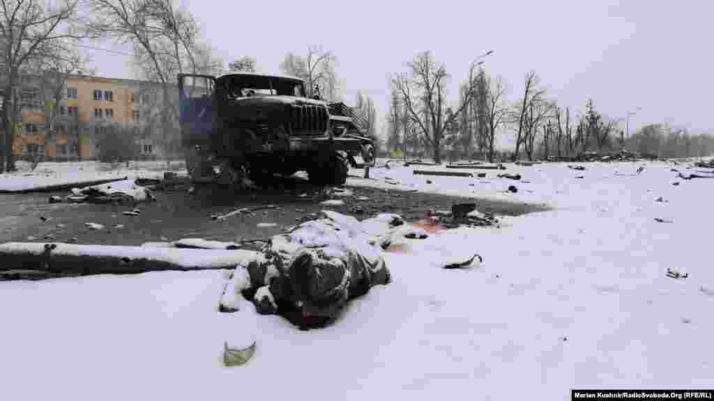25-февралда Харьковго жакын жерде Орусиянын "Град" ракета учуруучу техникасынын күйүп кеткен корпусу жана жерде жаткан жоокердин сөөгү. (Марьян Кушнир) Путин Украинага чабуулун 24-февралдын таңында баштаган.