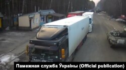 Танкі на памежным пункце Сенькаўка — Весялоўка на мяжы трох краін: Беларусі, Расеі і Ўкраіны. Скрын зь відэазапісу памежнай службы Ўкраіны 24 лютага 2022 году