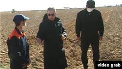 G.Berdimuhamedow ýeralma ekýän daýhanlar bilen surata düşdi. Türkmen TW-sindan alnan surat