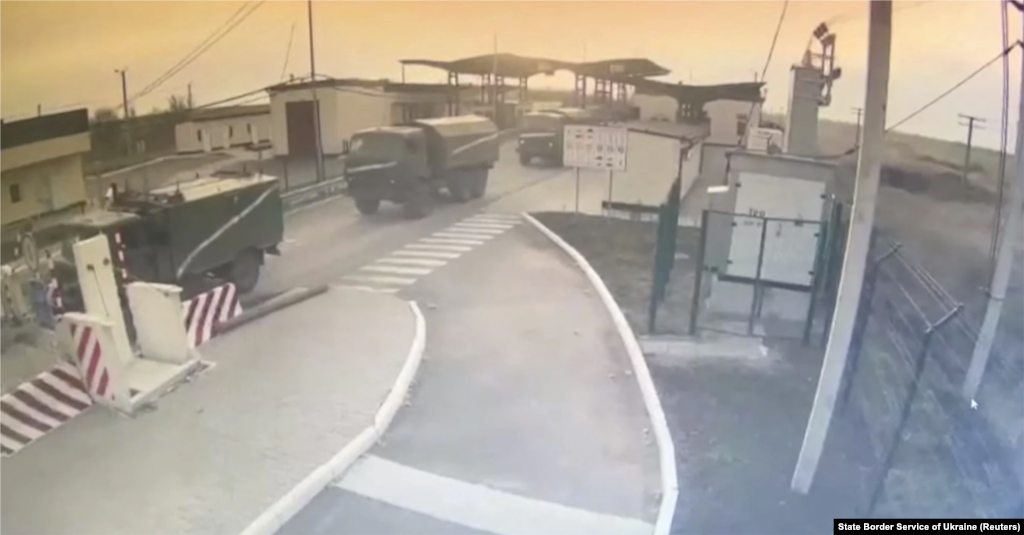 На скріншоті з відео видно, як російська військова техніка в'їжджає в Херсонську область з окупованого Криму через пункт пропуску &laquo;Каланчак&raquo;