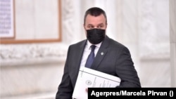 Eugen Pîrvulescu, senator PNL, nu crede că e o problemă să ocupe funcția de secretar al Senatului, în ciuda faptului că a fost trimis în judecată de DNA. 