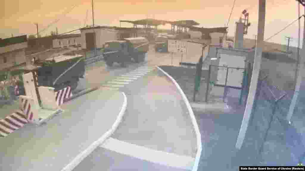 Видеокамерада Кырымнан Русия гаскәрләренең Каланчак чик капкасы аша Украианадагы Херсон өлкәсенә бәреп керүе мизгеле