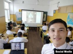 Бийик Рыскулов окуучулары менен сабак учурунда.