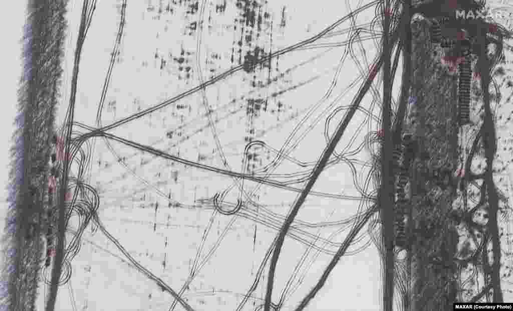 Echipamente militare lângă Valuiki, Rusia, de-a lungul unor șiruri de copaci.