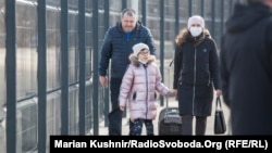 Illýustrasiýa suraty. Russiýanyň Ukraina garşy amala aşyrýan çozuşlarynyň arasynda, duşenbe güni BMG-niň Bosgunlar boýunça agentligi parahat ilatdan 500 müňden gowrak bosgunyň Ukrainadan goňşy ýurtlara bosgunlyga çykandygyny habar berdi.