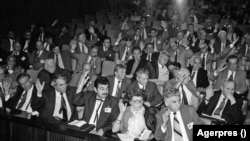 Parlamentari români în 1992, în primii ani ai democrației din România. Multe aveau să se schimbe, în cele trei decenii de după, în structura parlamentului țării.