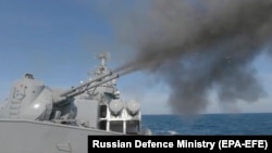 Орусиянын "Москва" деп аталган крейсери Кара деңизде артиллериялык аткылоону ишке ашырууда. 18-февраль, 2022-жыл. 