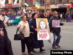 ელენა ოსიპოვა და მისი ომის საწინააღმდეგო პლაკატი