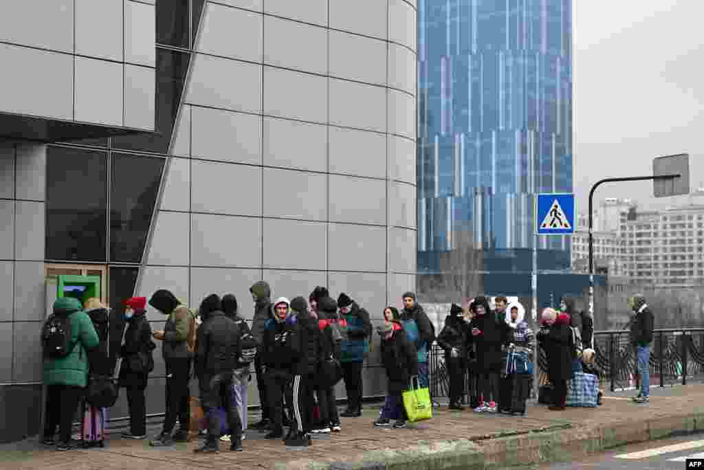 Mulți oameni au stat la cozi pentru a scoate bani din bancomate.