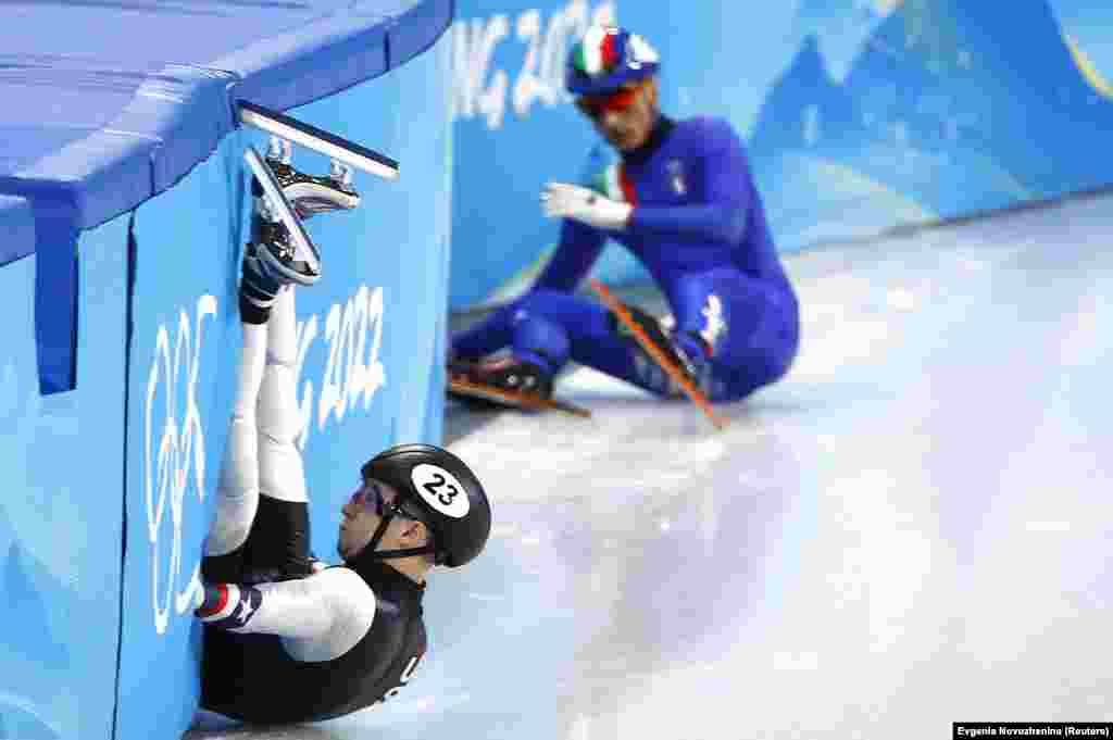 Америкалык Райан Пивиротто жана италиялык Пиетро Сигел шорт-тректен 10 000 метрге муз тебүүдө чалынып жыгылып жаткан учуру.&nbsp;