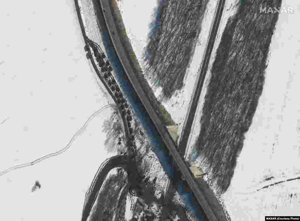 Un batalion blindat care se îndreaptă spre sud, în Soloti, Rusia. Maxar transmite că pe 20 februarie majoritatea unităților de luptă și a echipamentelor de sprijin de la Soloți s-au pus în mișcare. Convoaie cu echipamente blindate au fost văzute în întrega regiune.