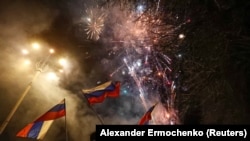 Салют на честь «визнання Росією республік Донбасу» 21 лютого у Донецьку. Феєрверку не завадило те, що починаючи із 17 лютого ватажки угруповань «ДНР» та «ЛНР» говорили про обстріли ЗСУ і влаштували «евакуацію» людей. 