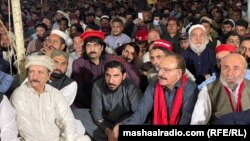 منظور پښتين د سیند صوبايي‌اسمبلۍ مخې ته په احتجاج کې - انځور له ارشیفه. 