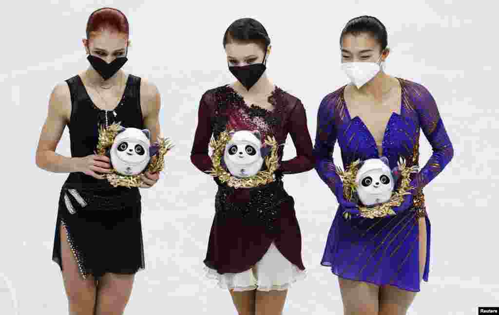 Олимп оюндарында көркөм муз тебүү боюнча кыз-келиндер арасындагы мелдеш 17-февралда жыйынтыкталды. Анда алтын медалды орусиялык Анна Щербакова жана күмүш медалды анын мекендеши Александра Трусова алды. Коло медалга жапониялык Каори Сакамото ээ болду. Бул мелдеш&nbsp;Александра Трусованын "көркөм муз тебүүнү жаман көрөм" деп ыйлап жаткан видеосу менен көпчүлүктүн эсинде калды. Трусова бий учурунда беш ирет ​төрт жолу чимирилип секиргенине карабай экинчи орунду ээледи.&nbsp; &nbsp;