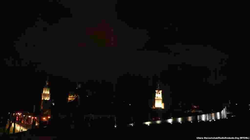 Тоді ж зачитали імена Героїв Небесної сотні й запустили у небо світлові промені в пам&lsquo;ять про загиблих