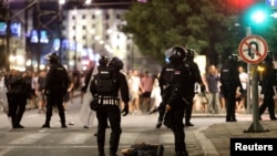 Poliția a intervenit pentru a opri ciocnirile dintre suporterii partidului de guvernământ și protestatarii antiguvernamentali. Belgrad, 13 august 2025.