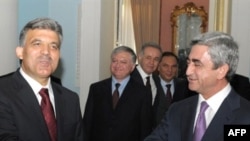 Abdullah Gul (left) and Serzh Sarkisian in Yerevan
