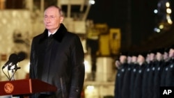 پوتین د مارچ پر ۲۷مه په مورمانسک کې په اټومي انرژۍ د چلېدونکي اوبتل پرانیستغونډې پر مهال. 