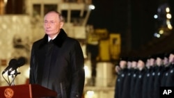 Фото поширене російськими офіційними ЗМІ, які стверджують, що це очільник Росії Путін під час урочистостей щодо спуску на воду у Мурманську. Росія, 27 березня 2025 року