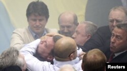 Бійка між представниками опозиції і представниками фракції Партії регіонів