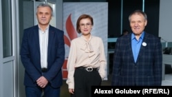 Autoarea podcastului „Dincolo de Știri”, Eugenia Crețu, alături de invitații săi, analiștii politici Igor Boțan (stânga) și Nicolae Negru, în redacția Europei Libere de la Chișinău.