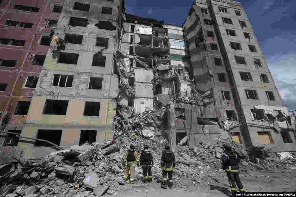 Рятувальники ДСНС біля багатоповерхівки, в яку влучив КАБ