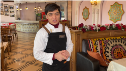 «Гости должны быть довольны». Официант из Худжанда своим примером показывает важность помощи людям с ограничениями 